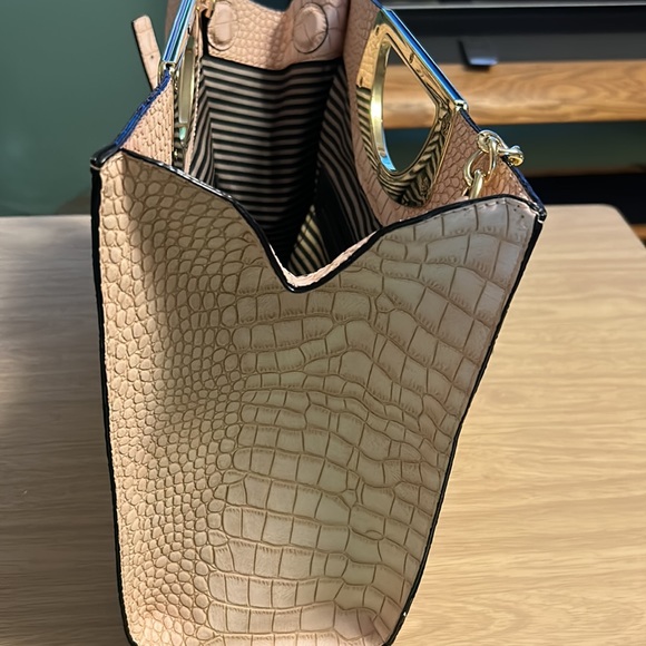 GIANNI BINI Purse Soft Pink Crocodile Print with Gold Hardware - Picture 3 of 8